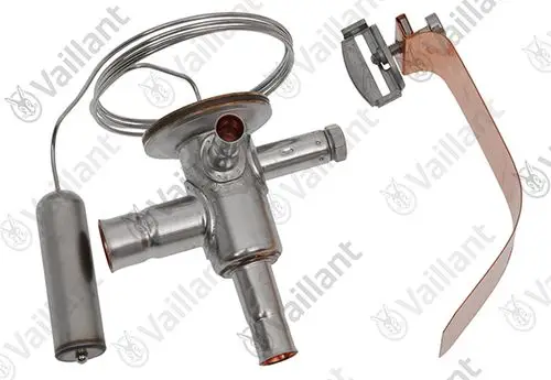 Vaillant Expansionsventil aus Metall mit einem zentralen Anschluss, zwei seitlichen Rohren und verschiedenen Komponenten zur regulierten Durchflusskontrolle.